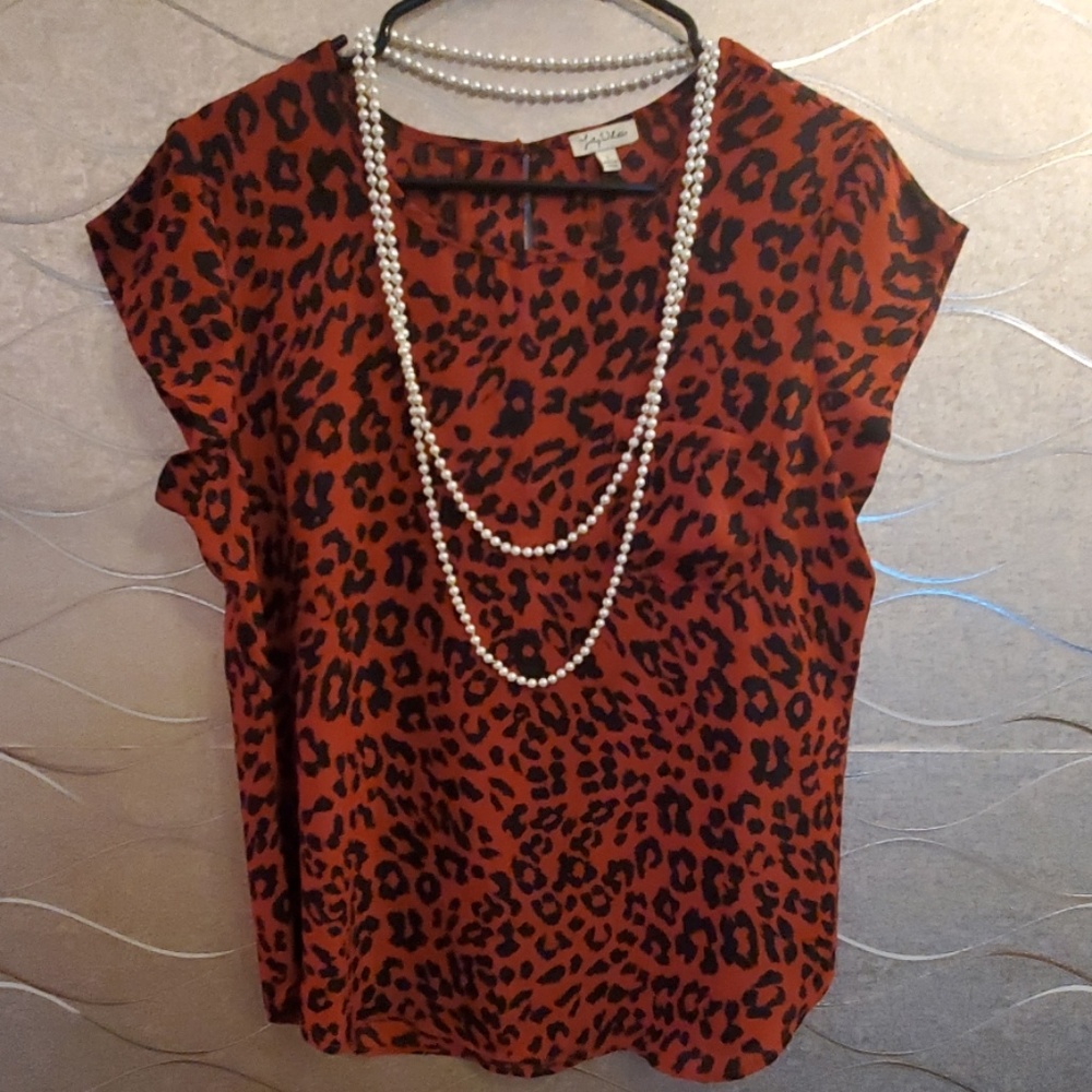 Printed top with single pocket